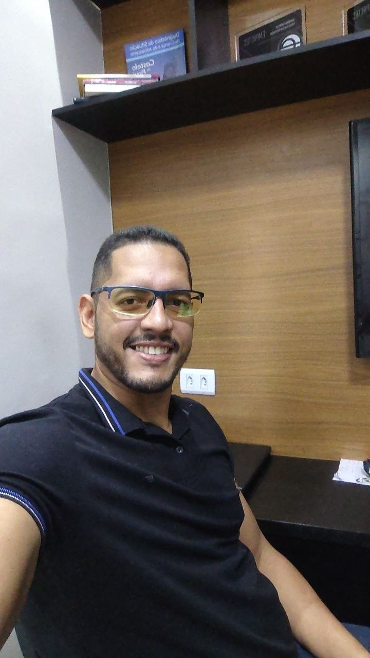 Salatiel Batista, óculos amber